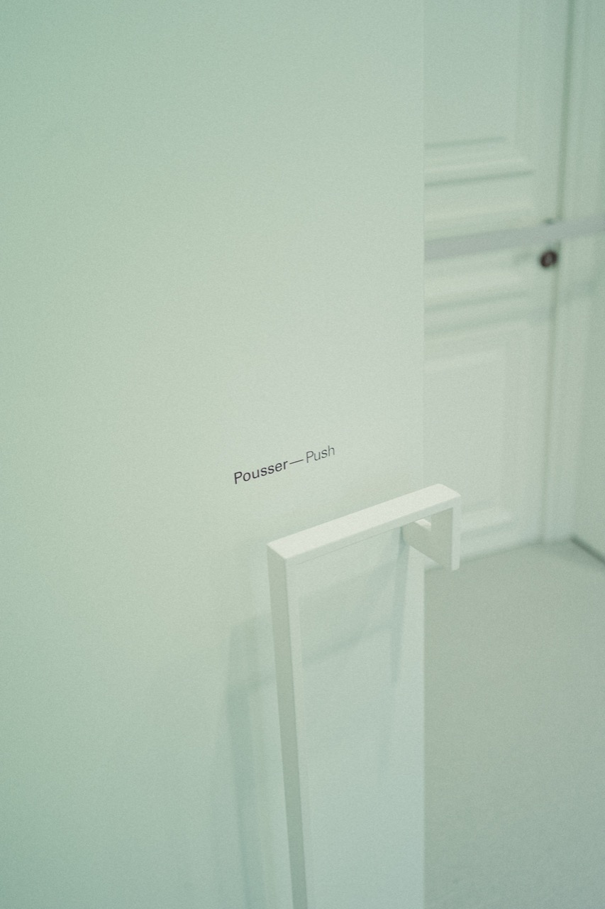 Pousser / Push minimal glass door