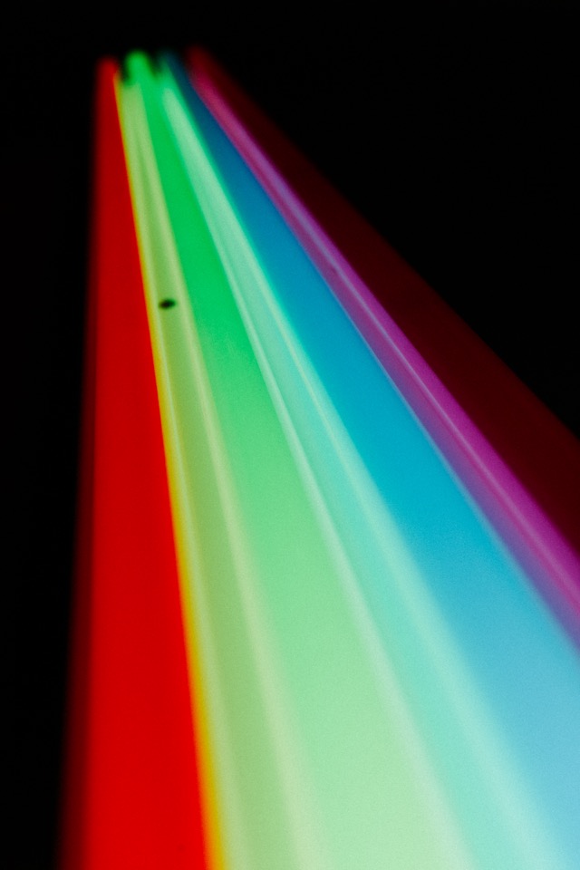 Coloured fluorescent light installation